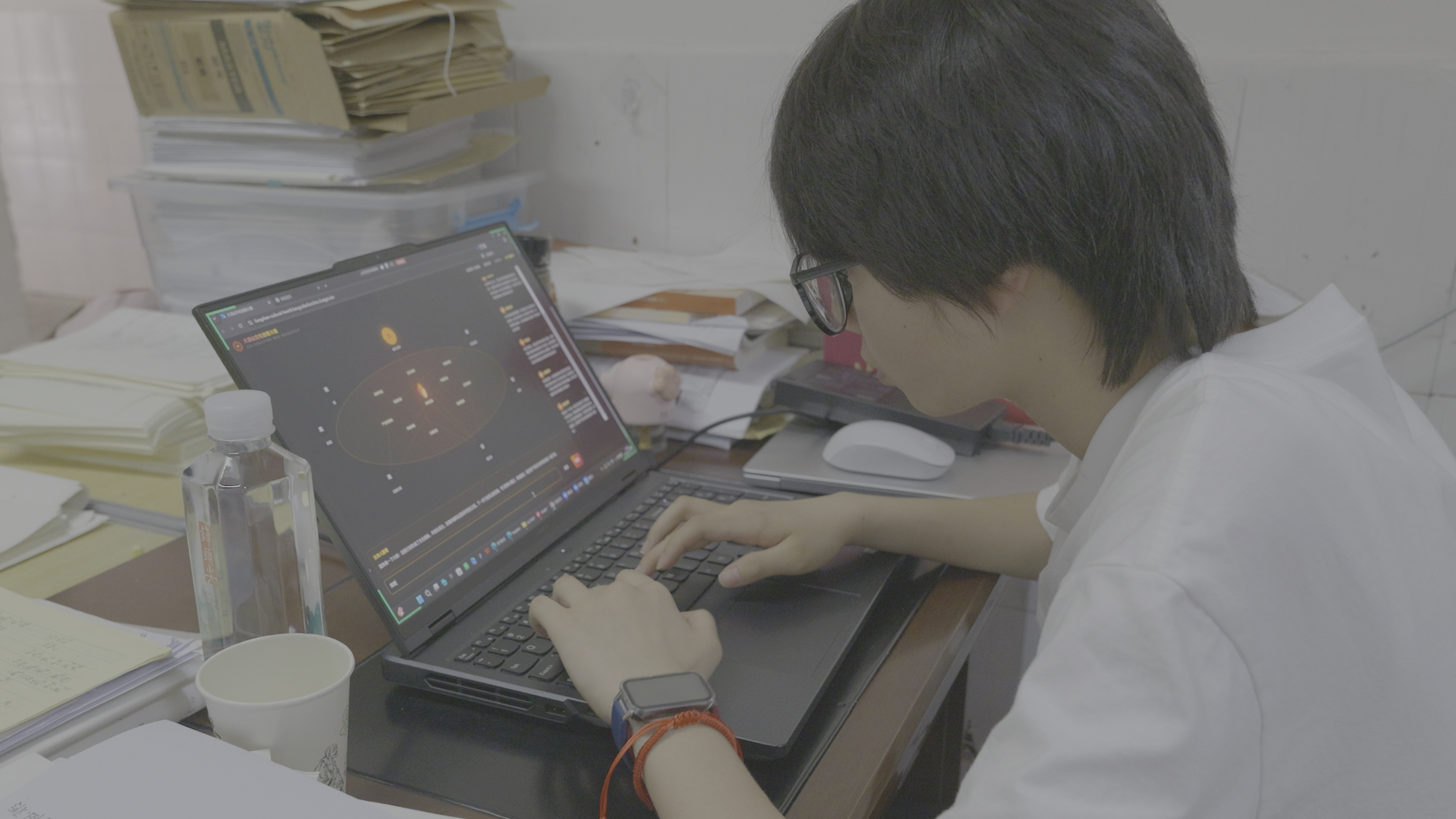 学生使用凉山文化共创工具进行创作